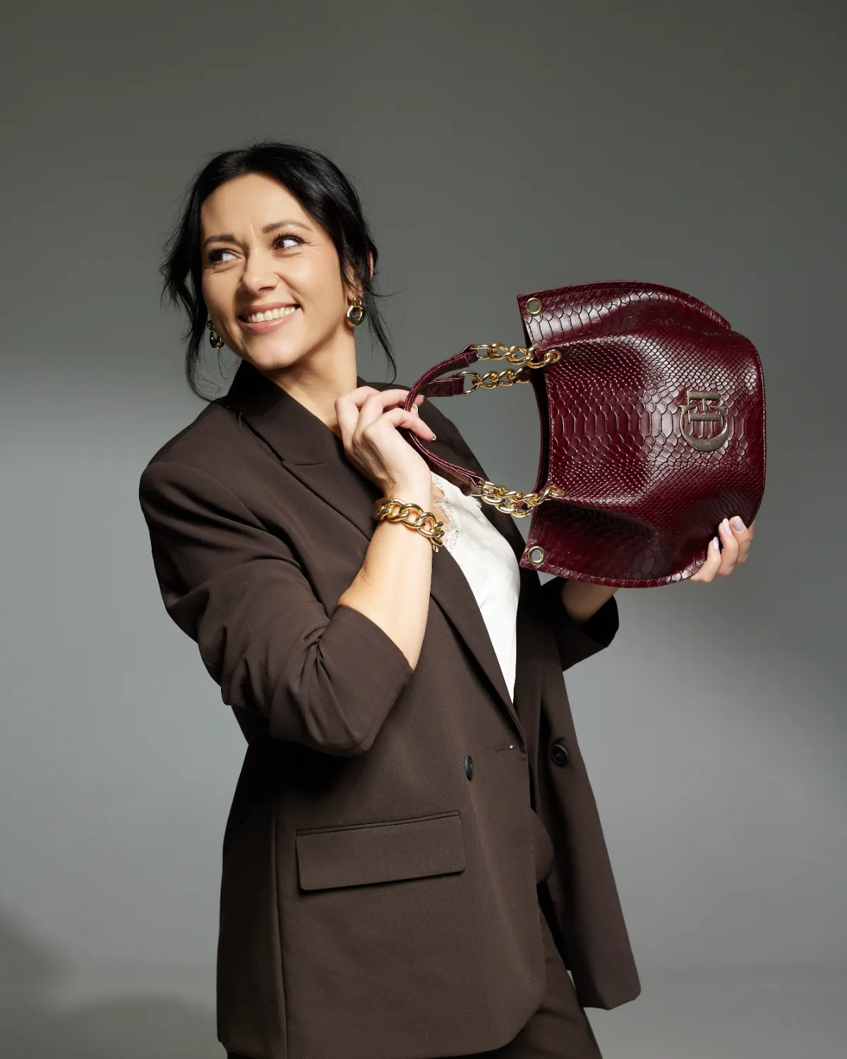 Torebka Chiara Nesca – Bordowa Listonoszka ze Skóry Naturalnej Tłoczonej na Wzór Węża